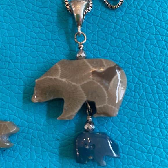 Petoskey Mama Bear Pendant and Baby Bear Earrings Set Silver with 18” Chain - Picture 2 of 9